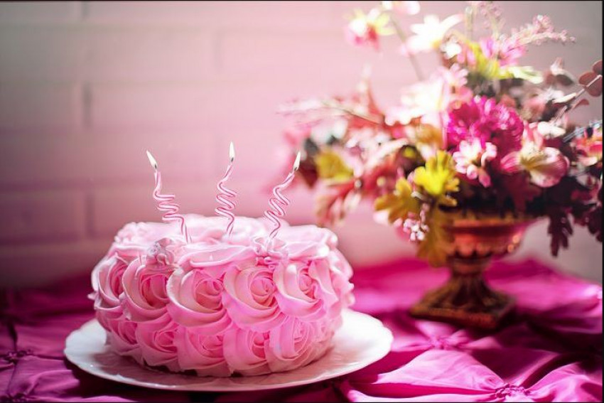 Why You Should opt for Cake and Flower Delivery in Delhi