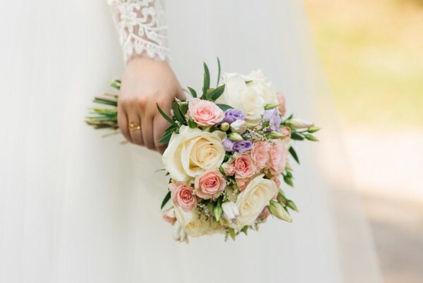 Choose Wooden Flowers for Unique Weddings