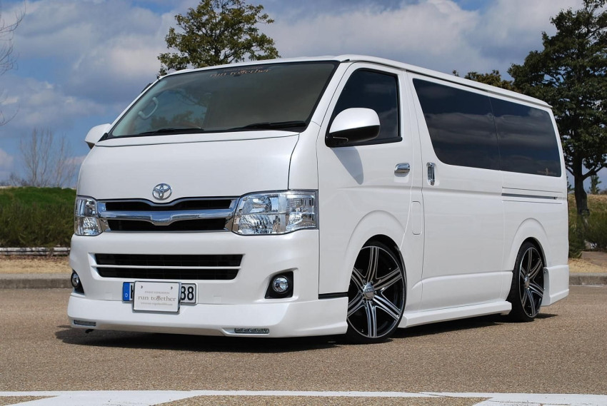 Luxury On the Go: Maxi Taxi Black Rock's Premier Transportation Experience