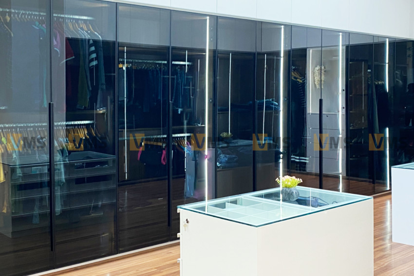 The Benefits of Glass Wardrobes In Modern Homes