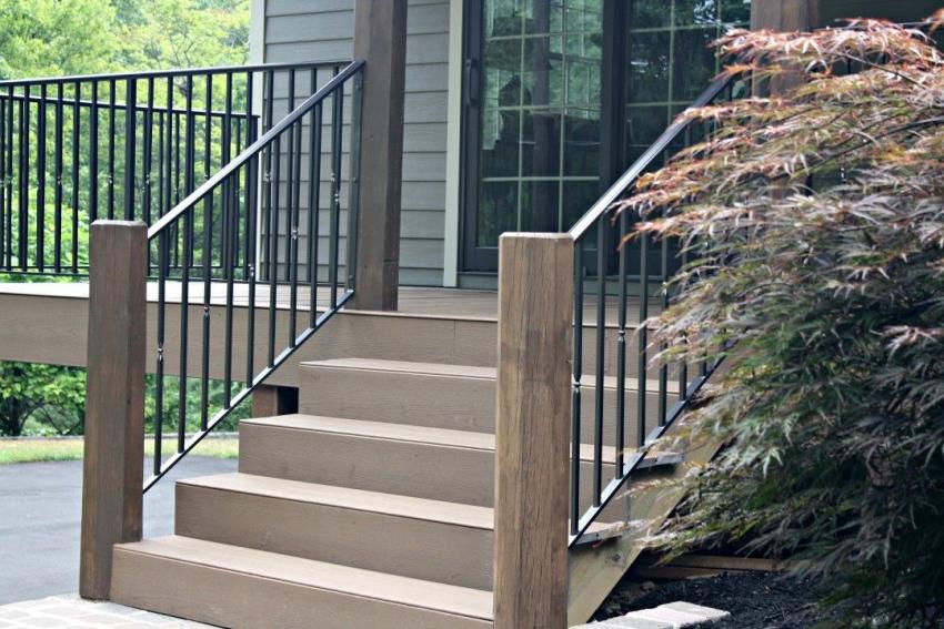 What Are the Different Styles of Iron Railings?