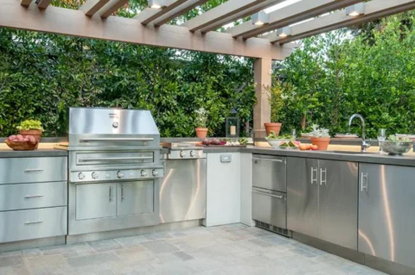 How Do Outdoor Kitchen Installers Handle Custom Designs?