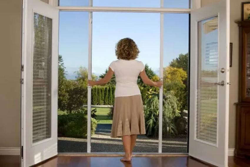 Signs Your Retractable Screen Door Needs Repair