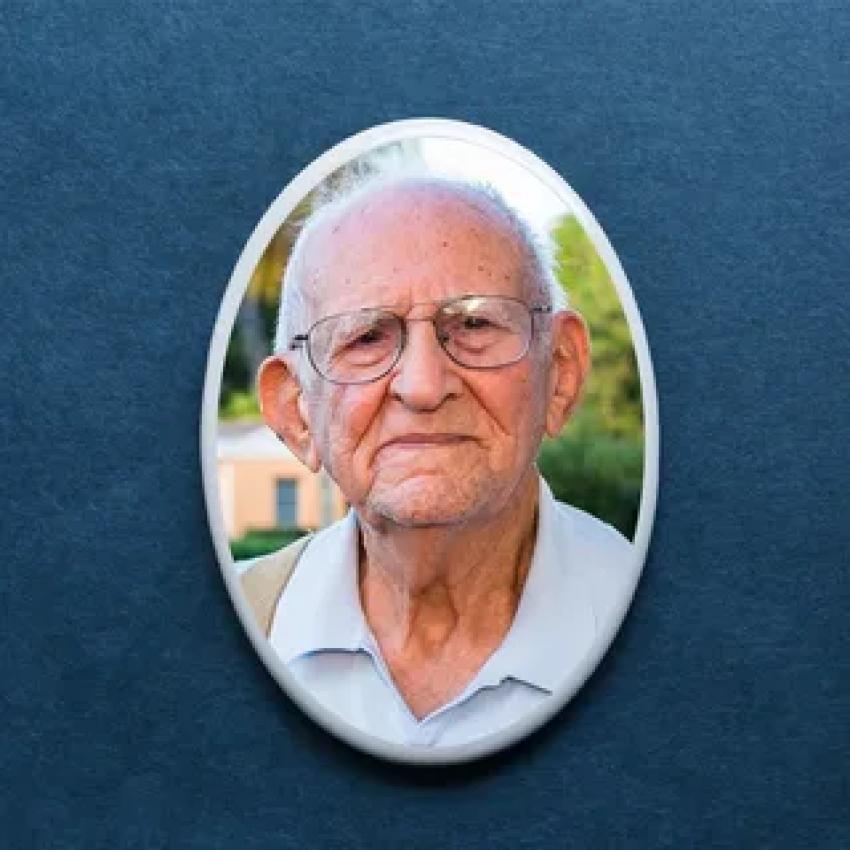 Can Ceramic Photos Be Customized for Unique Headstones?