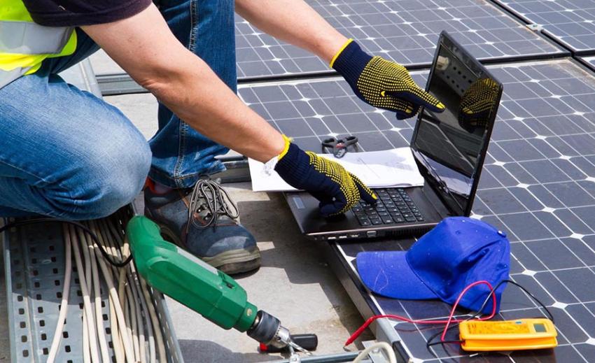 How Solar Panel Repair Services Fix Decreased Output