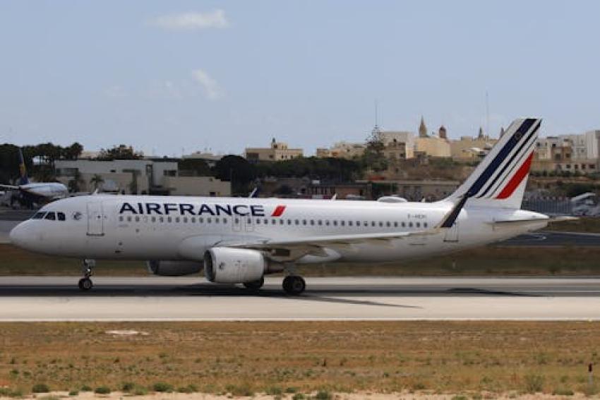 ¿Cómo puedo hablar directamente con Air France?