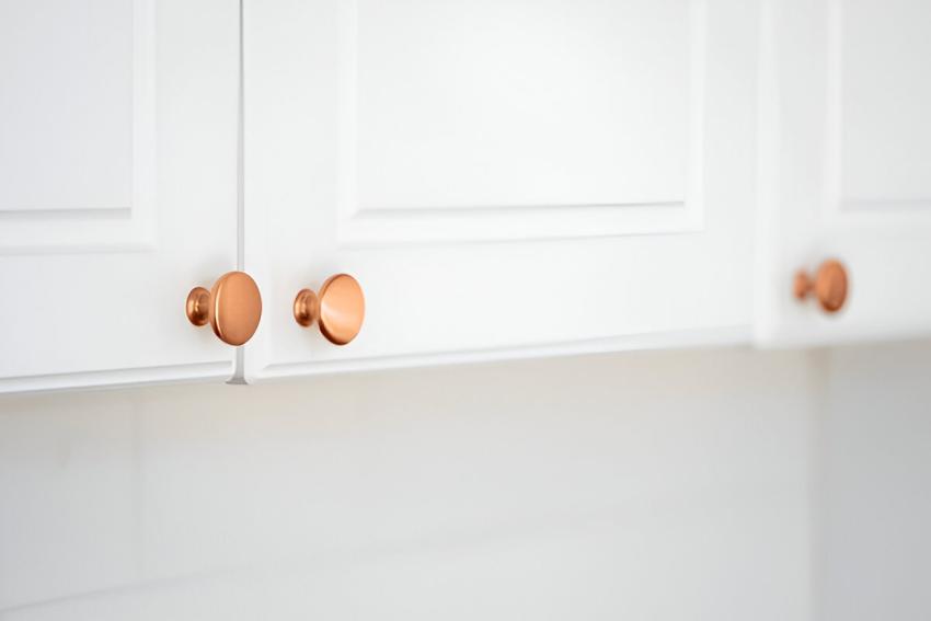 8 Cabinet Door Problems & How Reliable Cabinet Door Replacement Services Fix