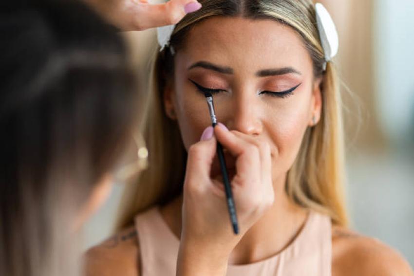 Tired of Filters? A Make-Up Artist Is Your Real-Life Fix