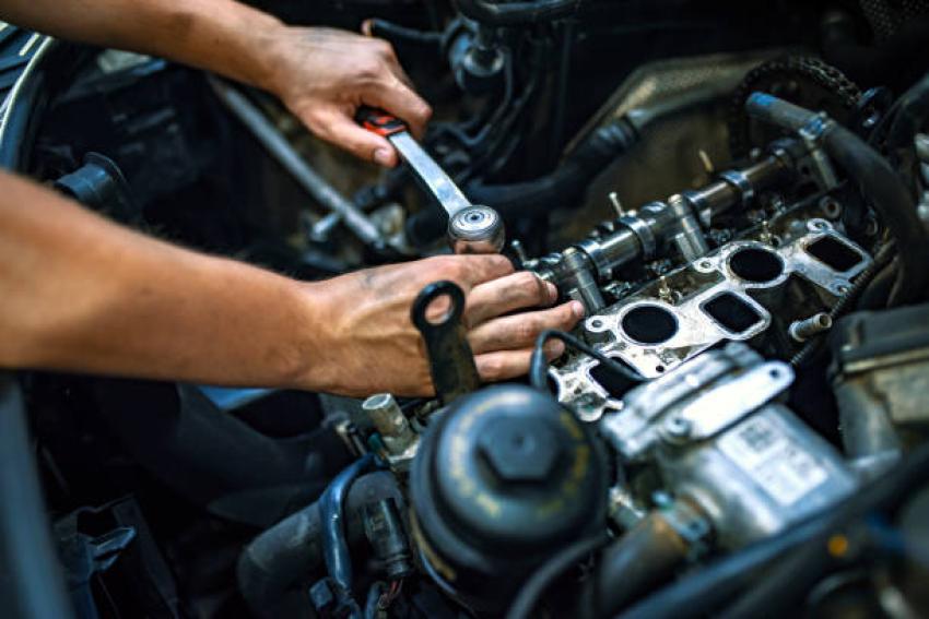 How Do Auto Repair Services Solve A/C Breakdowns in Heat Waves?