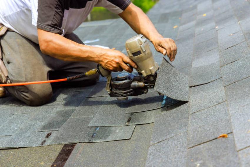 How Roof Repair Services Handle Missing or Broken Shingles