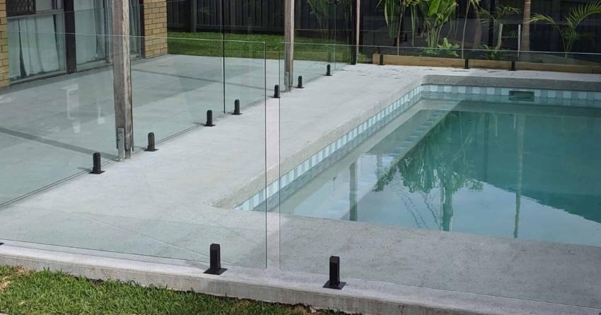 Ways To Decorate Glass Pools for a Luxurious and Comfort Feel