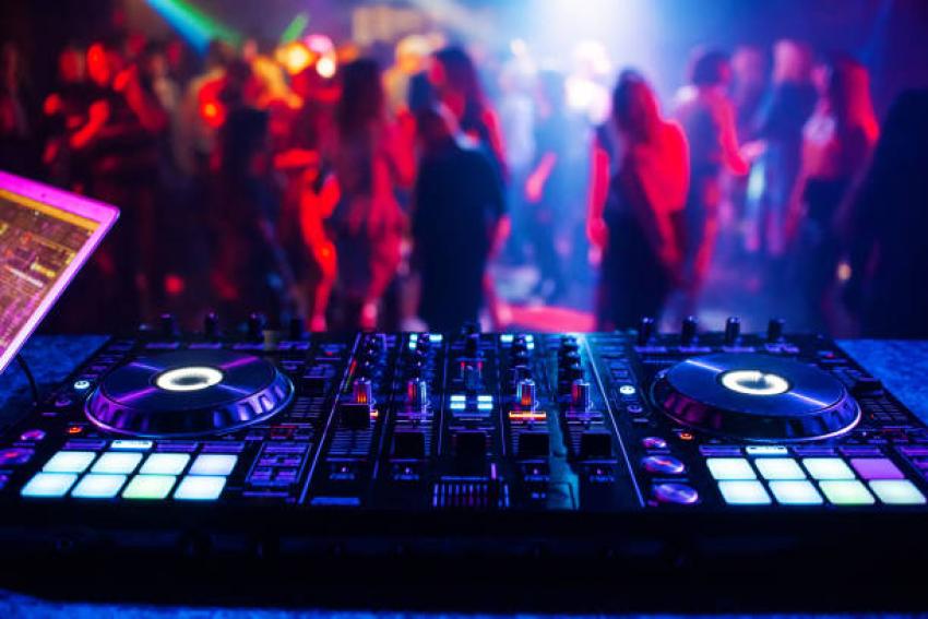 What Are the Key Qualities of a Successful Party DJ?