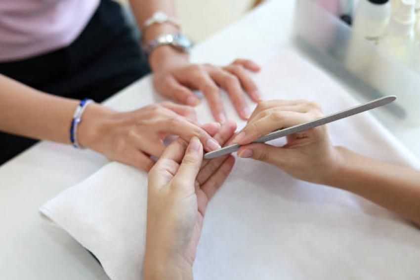How Can a Nail Salon Keep Your Hands Looking Fresh All Season?