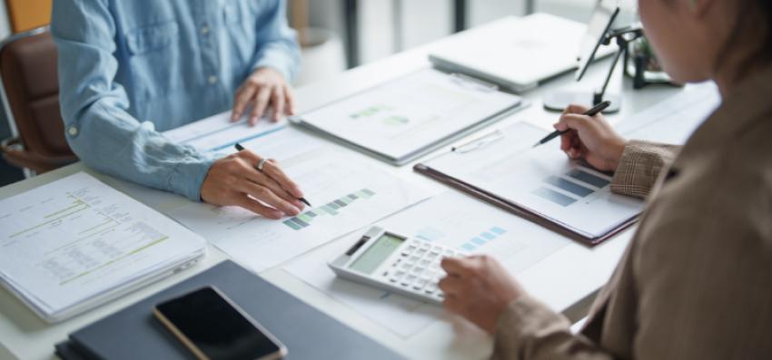 Benefits of Choosing to Hire Tax Preparer Instead of DIY Filing