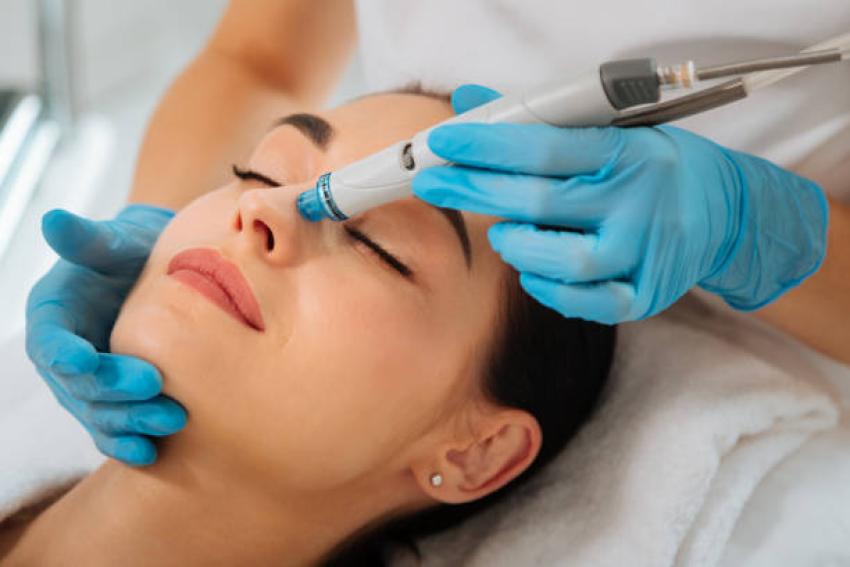 How HydraFacial Service Clear Clogged Pores Effectively?