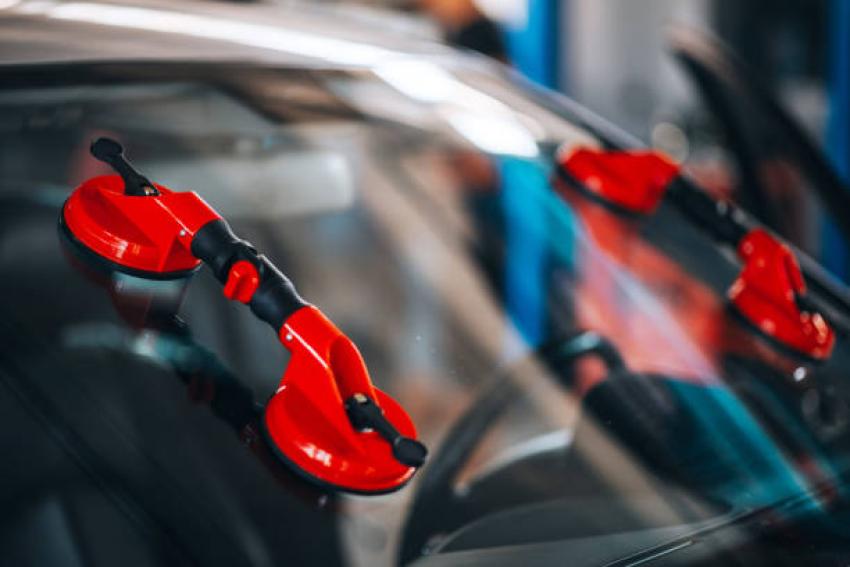 How Does Auto Windshield Repair Experts Handle Edge Chips Safely?