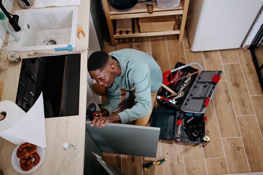 How Cabinet Design Services Eliminate Kitchen Storage Issues
