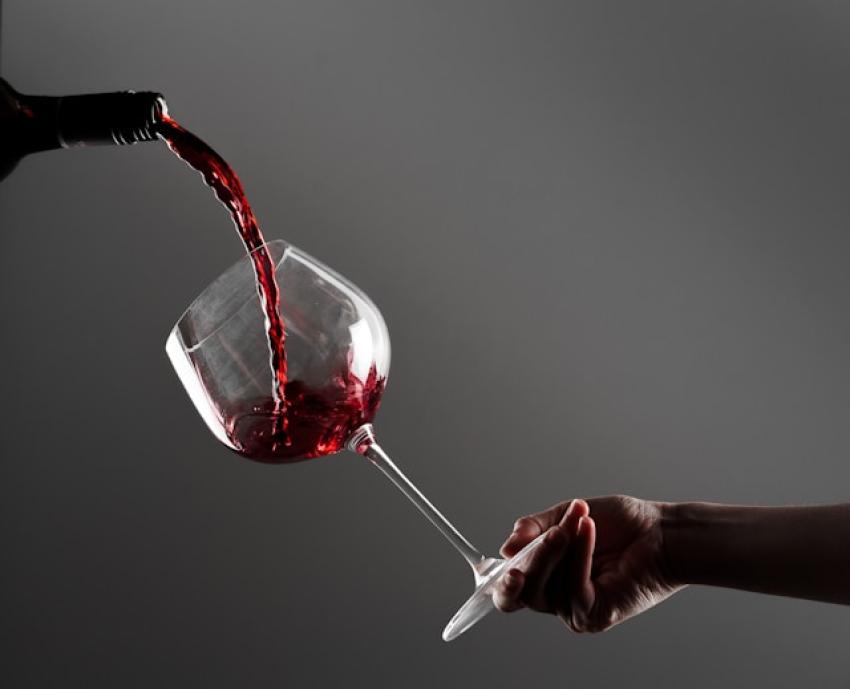 Enhancing Color Stability in Red Wines: What a Wine Supplier Manila Watches For