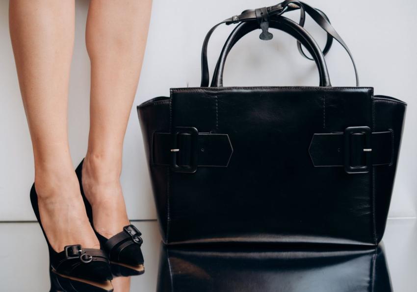 How to Match Shoulder Bag Size With Everyday Essentials